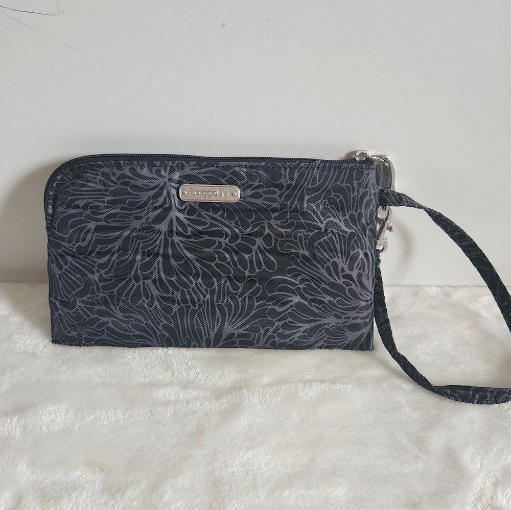 Baggallini Black Gray Midnight Blossom Floral RFID Phone Wrislet Wallet Clutch